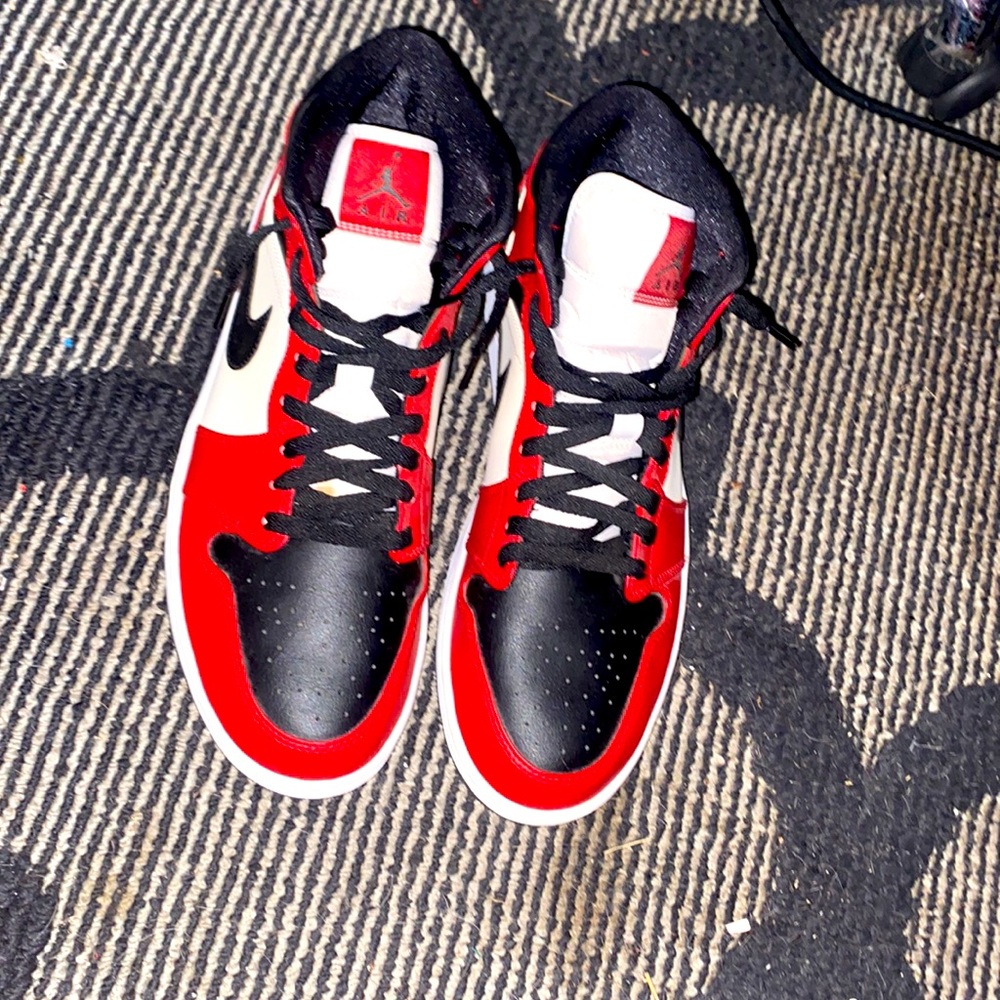 Jordan 1 Mid Chicago toe